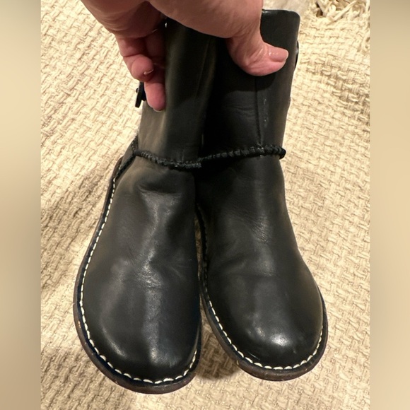 UGG WOMENS COVE BLACK LEATHER WINTER ANCLE BOOTS NWOB SIZE 5 S/N 3336 - Picture 4 of 8